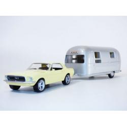 FORD MUSTANG 1968 JAUNE MEADOWLARK ET CARAVANE AIRSTREAM JET-CAR 1/43